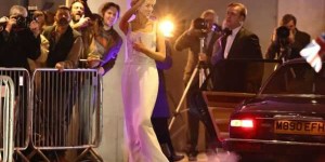 街拍丨伊丽莎白·德比齐拍摄《王冠》第五季，像极了戴妃