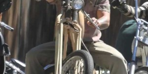 街拍丨“海王”杰森·莫玛在马里布街头骑摩托车