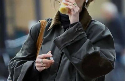 艾米莉亚·克拉克伦敦新街拍，边走边喝饮料