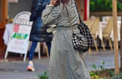 街拍丨《神秘博士》演员珍娜·科尔曼现身伦敦街头
