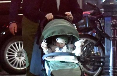 街拍丨华金·菲尼克斯和鲁妮·玛拉夫妻俩推着宝宝出门逛街