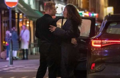 街拍丨本·哈迪和杰西卡·普拉默在伦敦街头拥吻，跟拍电影似的