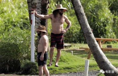 街拍丨杰森·莫玛在夏威夷度假，戴草帽好像渔民哦