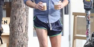 街拍丨科林·法瑞尔穿着短裤在洛杉矶外出买咖啡