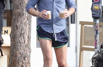 街拍丨科林·法瑞尔穿着短裤在洛杉矶外出买咖啡