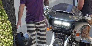 街拍丨杰森·莫玛在拍摄《速度与激情10》期间骑摩托外出