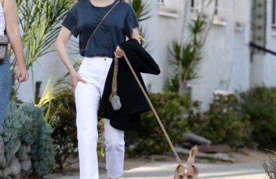 街拍丨莉莉·柯林斯和好友在西好莱坞外出遛狗