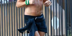 街拍丨科林·法瑞尔赤裸上身在洛杉矶街头跑步