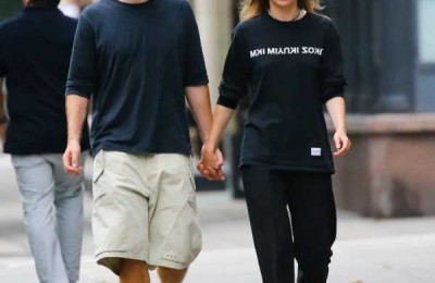 街拍丨罗伯特·帕丁森和女友在纽约街头手牵手散步