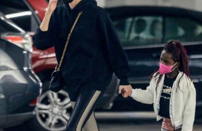 街拍丨查理兹·塞隆带女儿在洛杉矶购物