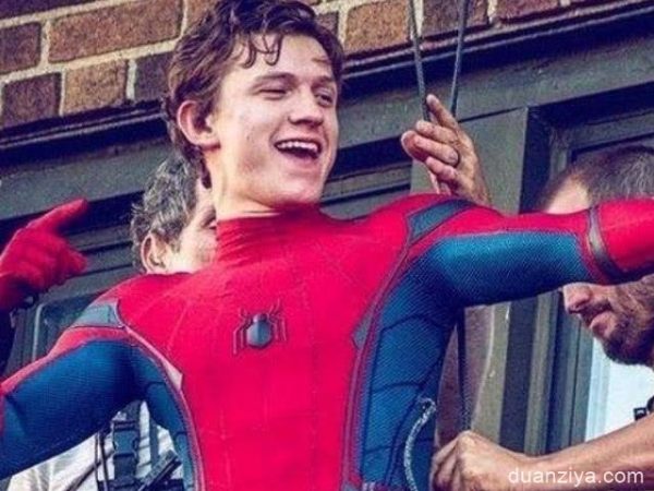 同样是忘台词：洛基靠卖萌，钢铁侠靠发挥，他是真的绝望！-插图3