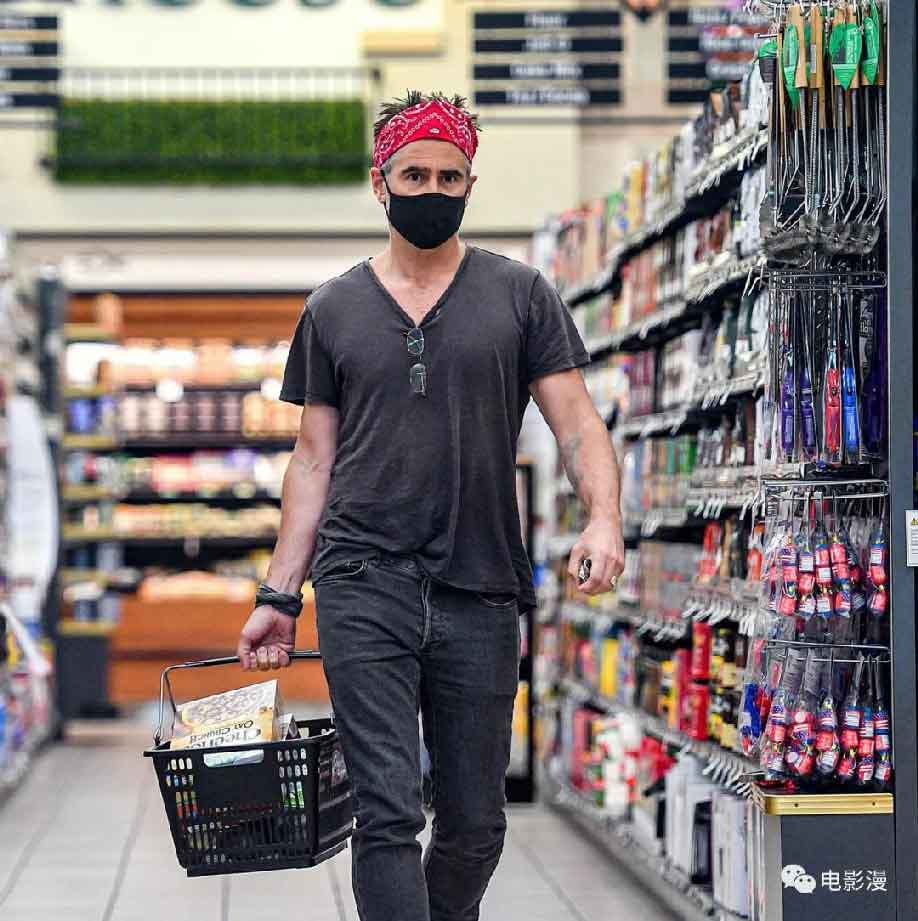 街拍丨科林·法瑞尔在洛杉矶某超市购物-插图
