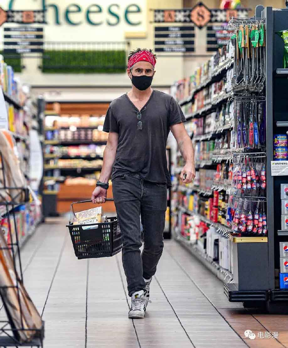 街拍丨科林·法瑞尔在洛杉矶某超市购物-插图1