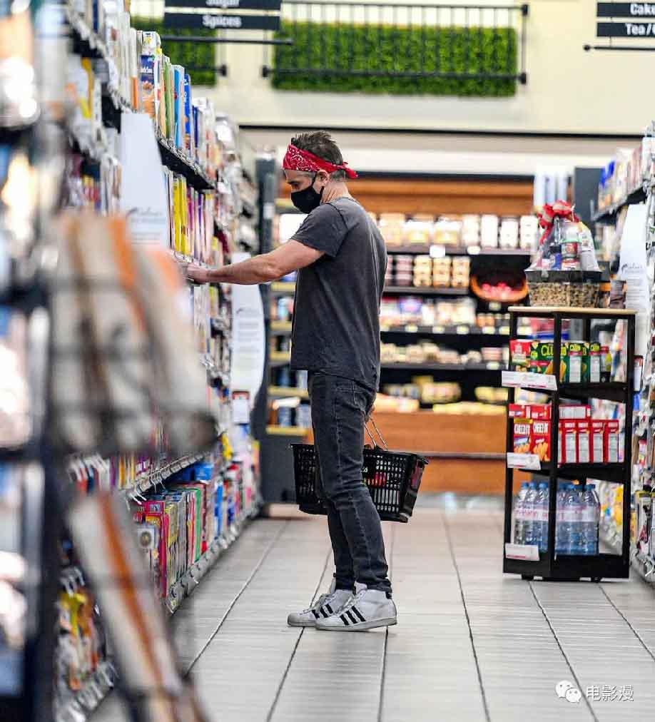 街拍丨科林·法瑞尔在洛杉矶某超市购物-插图3