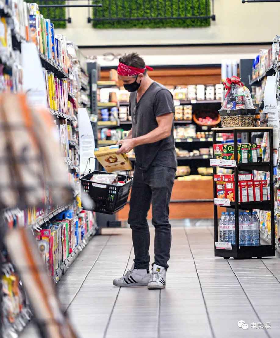 街拍丨科林·法瑞尔在洛杉矶某超市购物-插图4