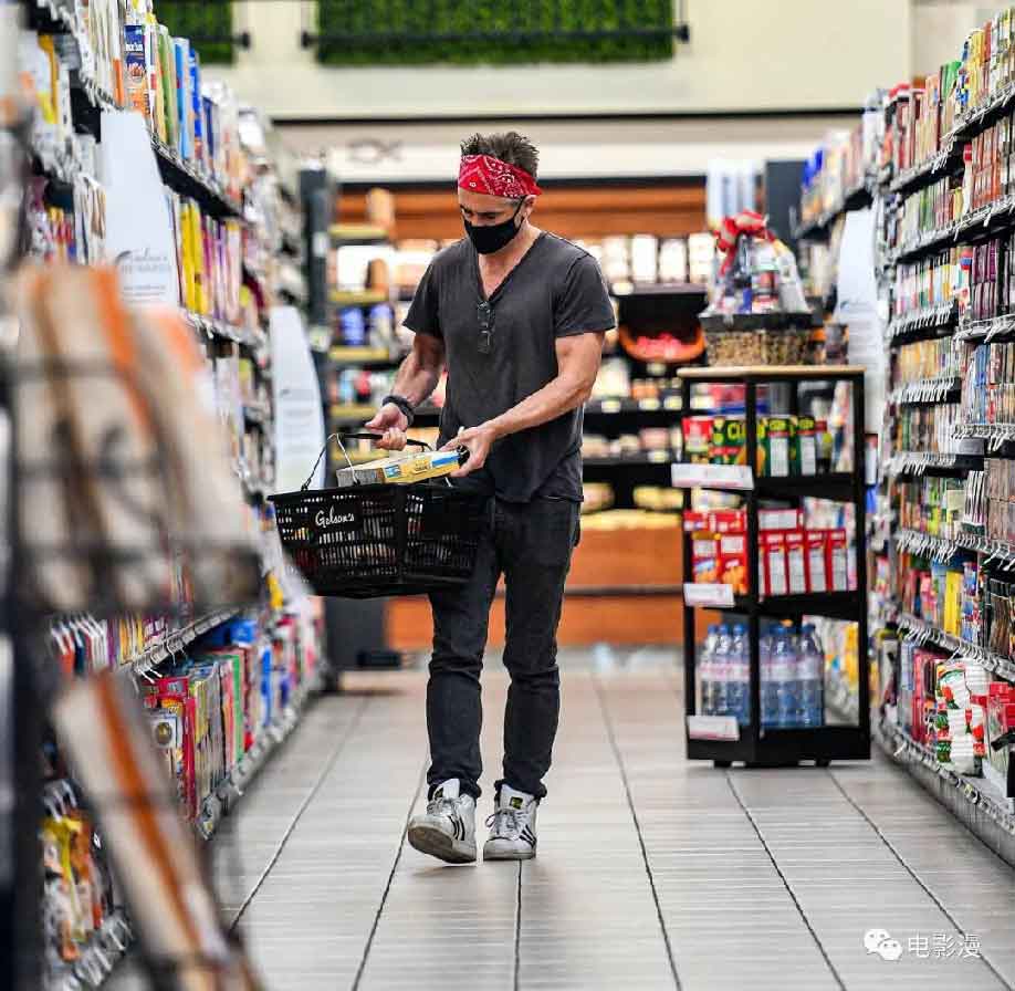 街拍丨科林·法瑞尔在洛杉矶某超市购物-插图5