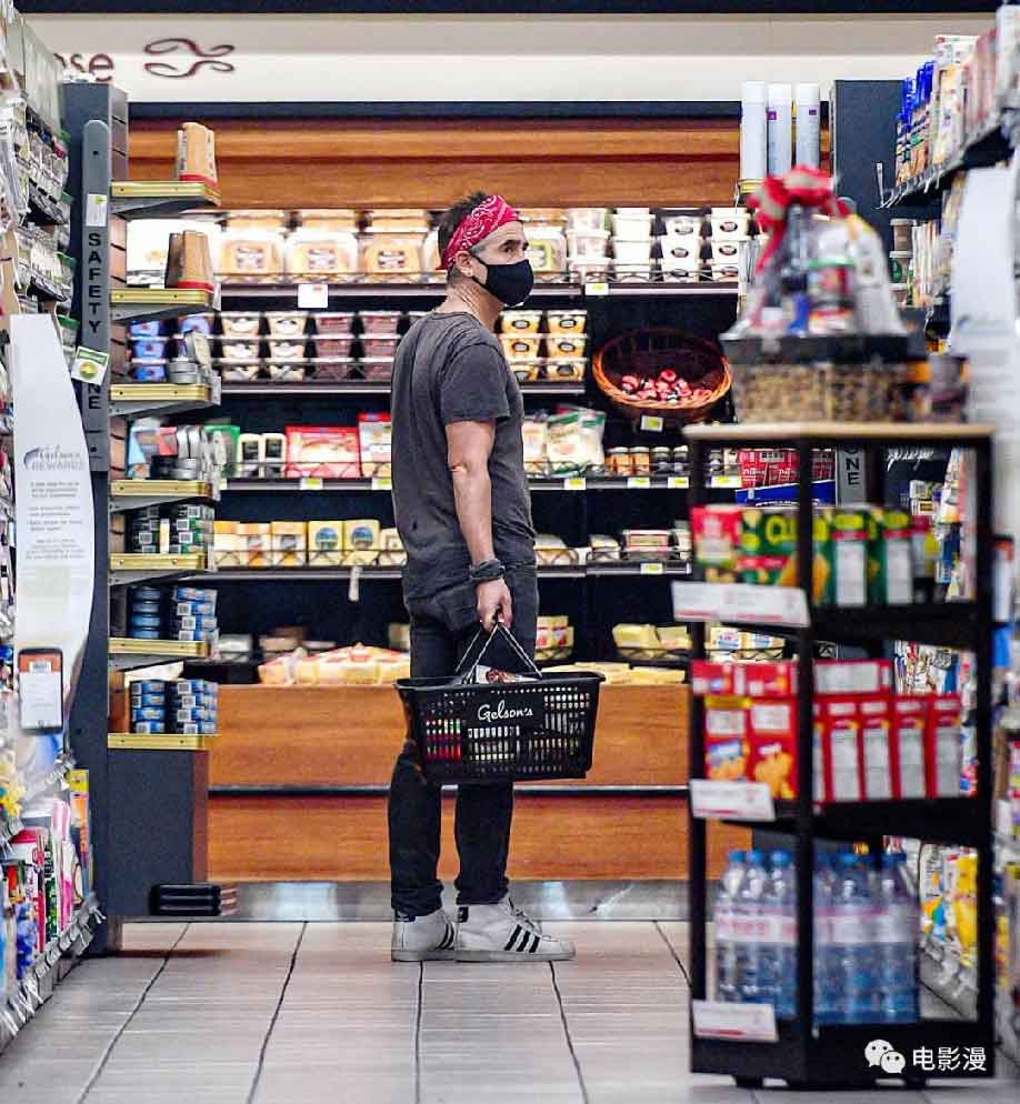 街拍丨科林·法瑞尔在洛杉矶某超市购物-插图7