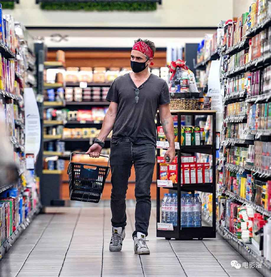 街拍丨科林·法瑞尔在洛杉矶某超市购物-插图8