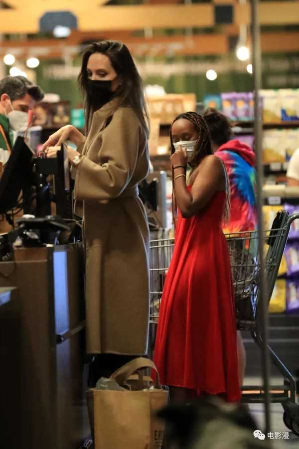 街拍丨安吉丽娜·朱莉和女儿在西好莱坞逛超市-插图2