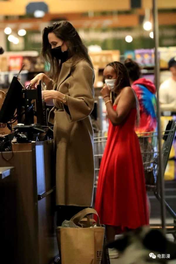 街拍丨安吉丽娜·朱莉和女儿在西好莱坞逛超市-插图4