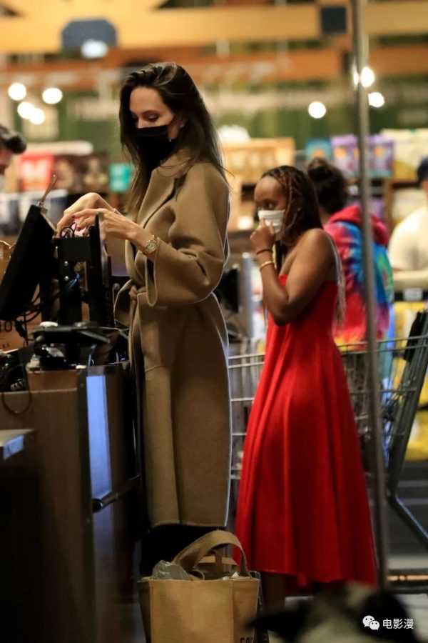 街拍丨安吉丽娜·朱莉和女儿在西好莱坞逛超市-插图8