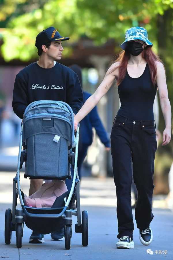 街拍丨索菲·特纳和老公二乔带孩子在纽约街头散步-插图7