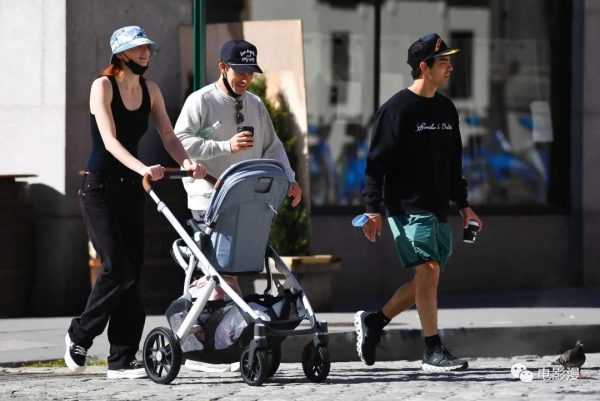 街拍丨索菲·特纳和老公二乔带孩子在纽约街头散步-插图13