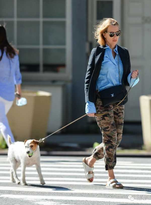 街拍丨娜奥米·沃茨在纽约街头遛狗，风吹起秀发，好看！-插图1