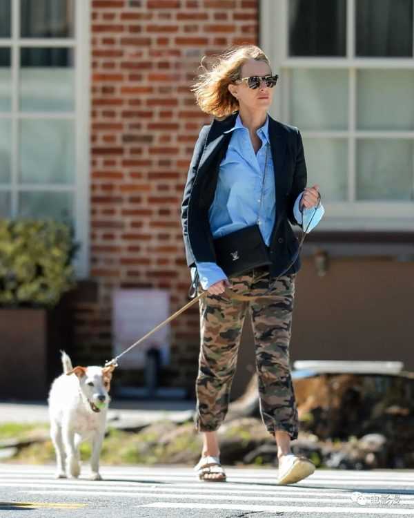 街拍丨娜奥米·沃茨在纽约街头遛狗，风吹起秀发，好看！-插图3
