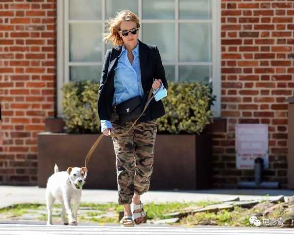 街拍丨娜奥米·沃茨在纽约街头遛狗，风吹起秀发，好看！-插图9