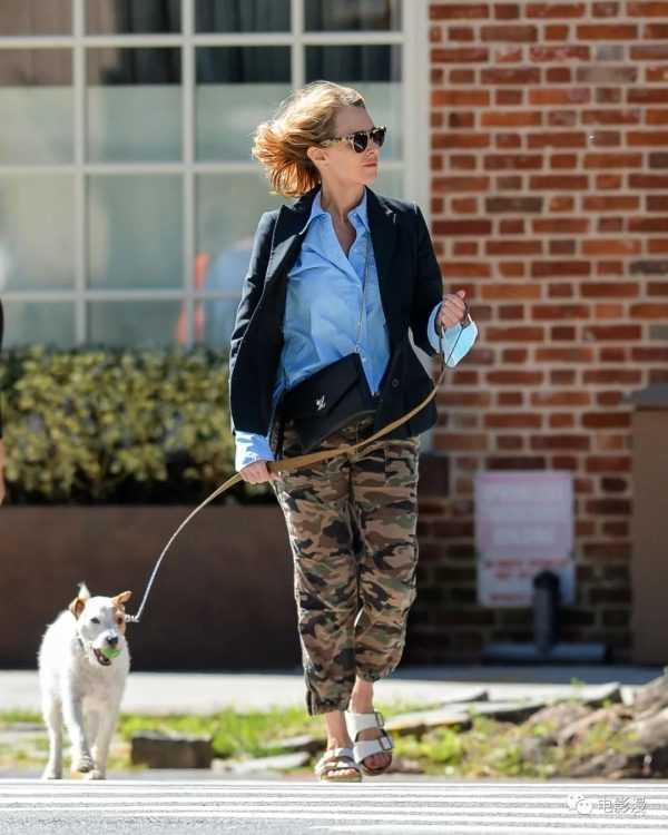 街拍丨娜奥米·沃茨在纽约街头遛狗，风吹起秀发，好看！-插图11
