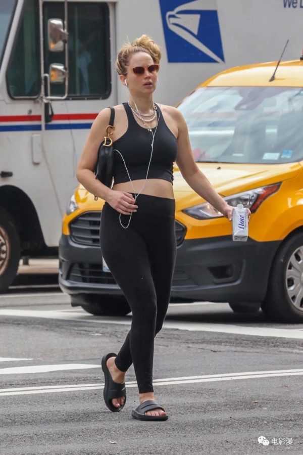街拍丨怀孕的詹妮弗·劳伦斯前往纽约一家健身房-插图