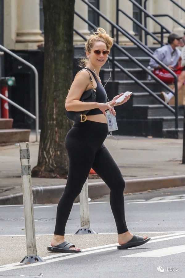 街拍丨怀孕的詹妮弗·劳伦斯前往纽约一家健身房-插图2