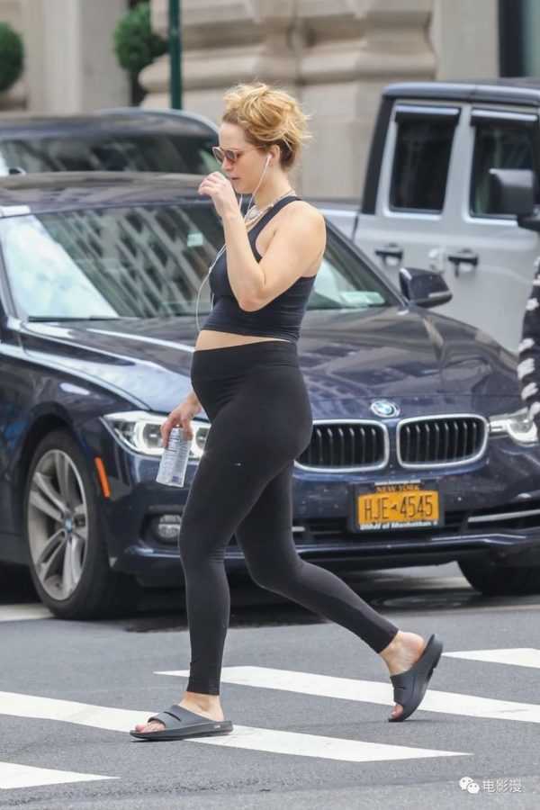街拍丨怀孕的詹妮弗·劳伦斯前往纽约一家健身房-插图5
