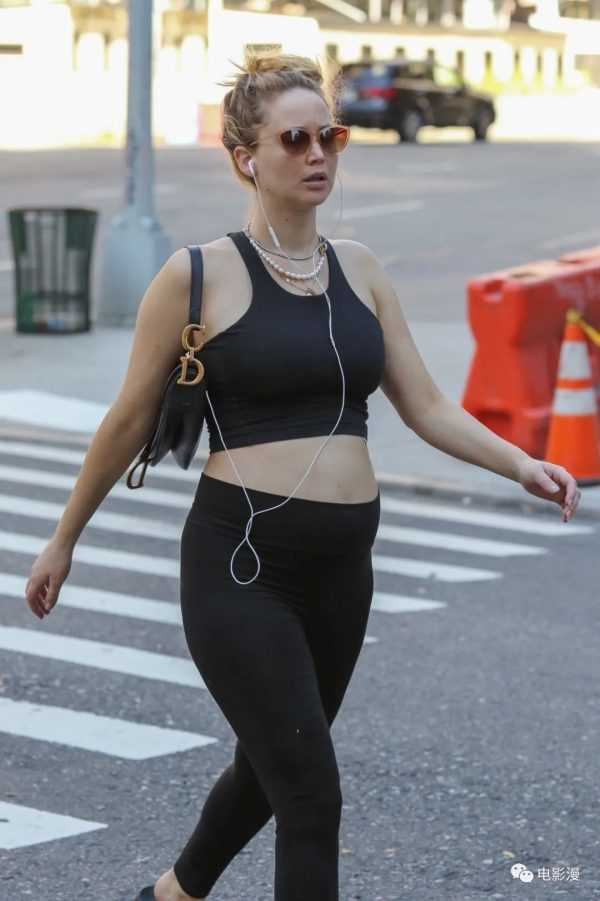 街拍丨怀孕的詹妮弗·劳伦斯前往纽约一家健身房-插图9