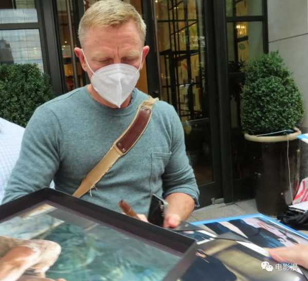 街拍丨丹尼尔·克雷格在酒店外给粉丝签名-插图1