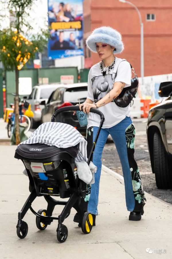 街拍丨酷妈咪猴西推着宝宝在纽约街头散步-插图