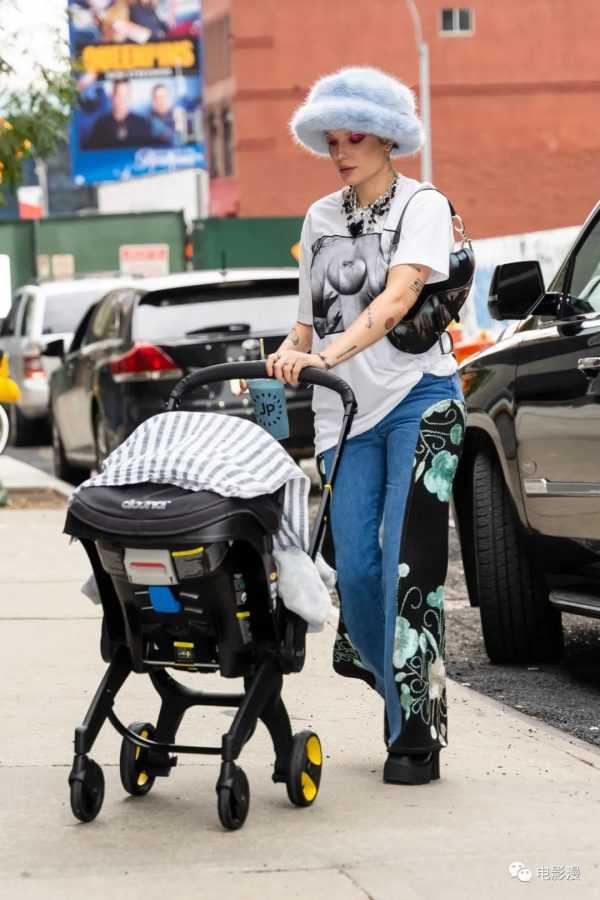 街拍丨酷妈咪猴西推着宝宝在纽约街头散步-插图1