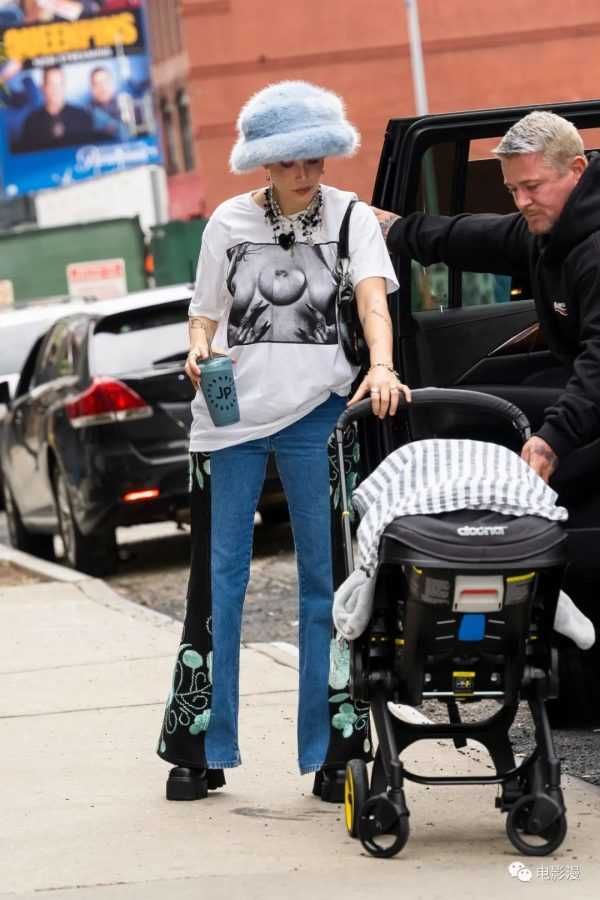 街拍丨酷妈咪猴西推着宝宝在纽约街头散步-插图6