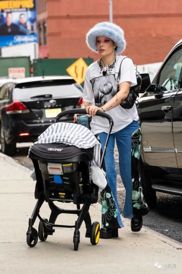 街拍丨酷妈咪猴西推着宝宝在纽约街头散步-插图8