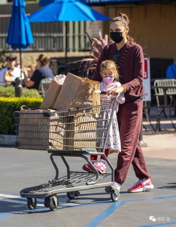 街拍丨盖尔·加朵带女儿在洛杉矶街头购物-插图9