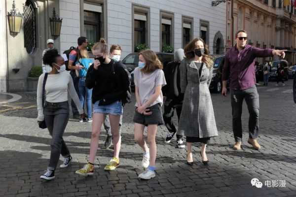 街拍丨安吉丽娜·朱莉带着孩子们现身罗马街头-插图4