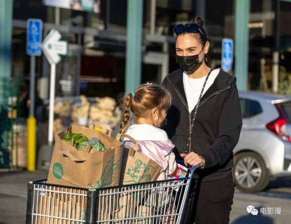 街拍丨盖尔·加朵带女儿去超市采购了好多东西-插图1