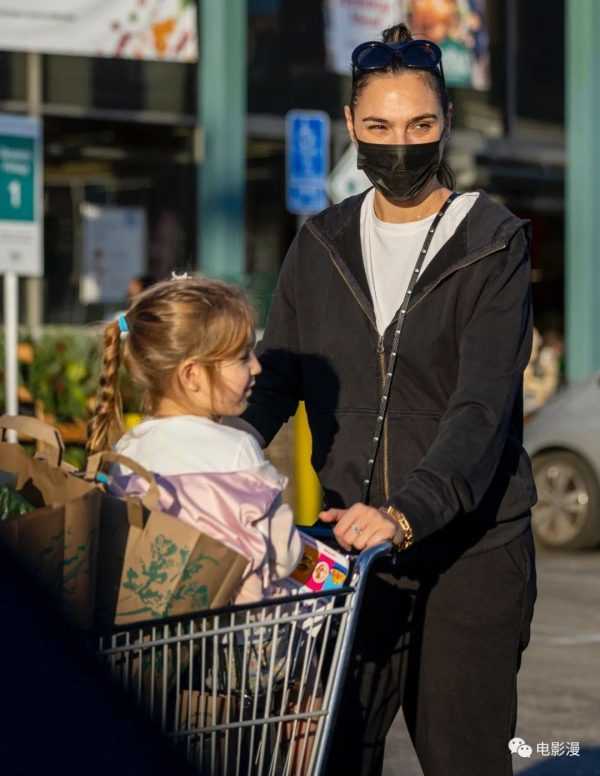 街拍丨盖尔·加朵带女儿去超市采购了好多东西-插图2