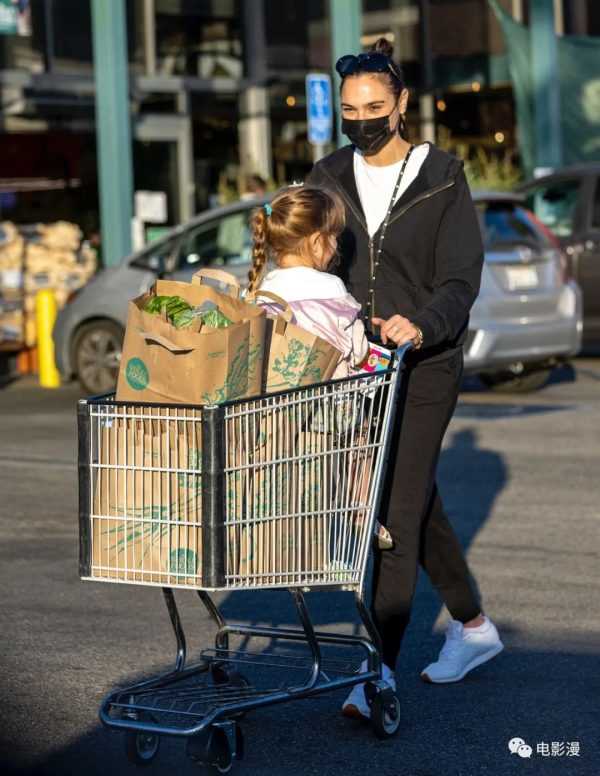 街拍丨盖尔·加朵带女儿去超市采购了好多东西-插图3