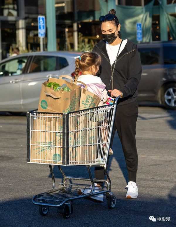 街拍丨盖尔·加朵带女儿去超市采购了好多东西-插图4