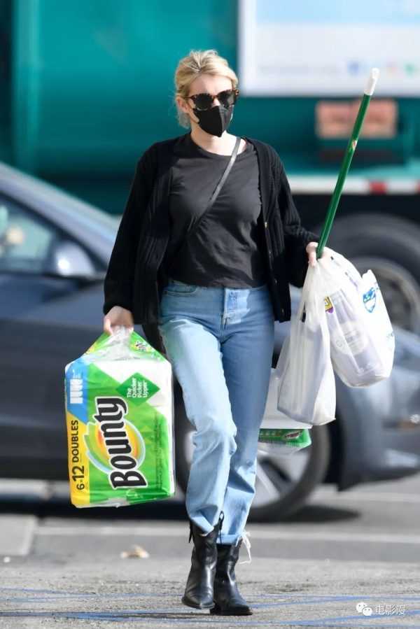 街拍丨艾玛·罗伯茨在西好莱坞采购清洁用品-插图1