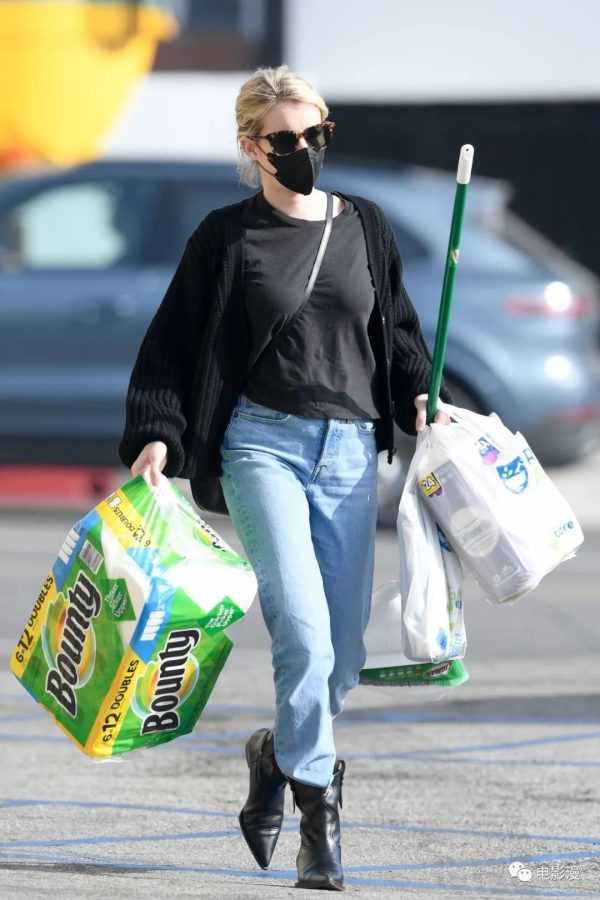 街拍丨艾玛·罗伯茨在西好莱坞采购清洁用品-插图2