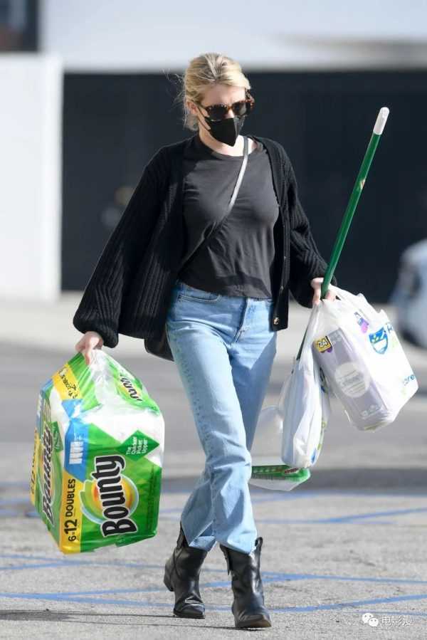 街拍丨艾玛·罗伯茨在西好莱坞采购清洁用品-插图4