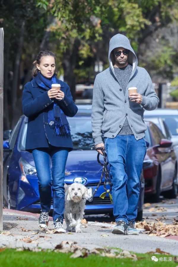 街拍丨娜塔莉·波特曼和老公本杰明在洛杉矶街头散步遛狗-插图7